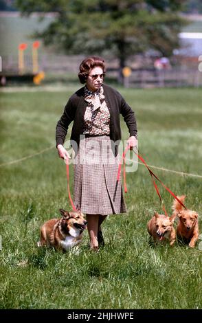 Aktenfoto vom 17/05/80 von Königin Elizabeth II. Mit einigen ihrer Corgis, die am zweiten Tag der Windsor Horse Trials den Cross Country Course besucht haben. Ausgabedatum: Sonntag, 30. Januar 2022. Stockfoto