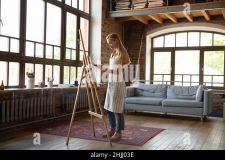 Junge Indie-Künstlerin Frau arbeitet im Studio, Malerei Bild Stockfoto