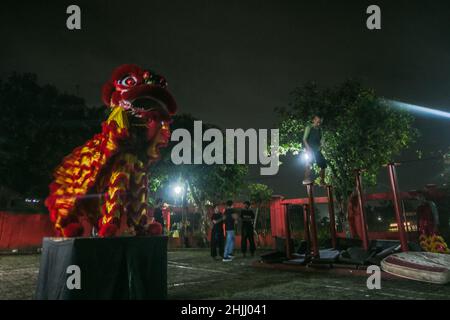 Tänzer üben die traditionelle „Barongsai“-Tanzvorstellung in Bogor, Indonesien, am 29. Januar 2022, um das chinesische Neujahr zu feiern Stockfoto