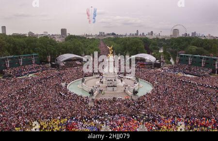 Foto vom 4/6/2002 der Szene vom Dach des Buckingham Palace aus, während sich Menschenmengen versammeln, um die Jubilee Fly-Past von 27 Flugzeugen, darunter die Red Arrows und Concorde, über der Mall zu beobachten, um das Goldene Jubiläum der Königin zu feiern. Ausgabedatum: Sonntag, 30. Januar 2022. Stockfoto