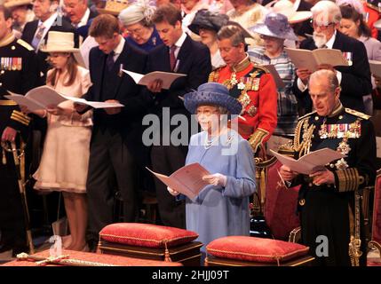 Datei Foto dated4/6/2020 von Königin Elizabeth II. Und dem Herzog von Edinburgh, (zweite Reihe L-R) Prinzessin Beatrice, Prinz Harry, Prinz William und Prinz Charles, bei einem Gottesdienst zur Feier des Goldenen Jubiläums der Königin in der St. Paul's Cathedral. Ausgabedatum: Sonntag, 30. Januar 2022. Stockfoto