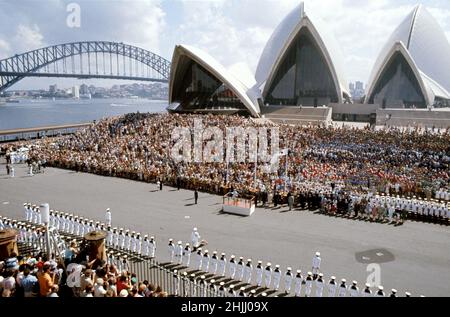 Aktenfoto vom 13/3/1977 von Königin Elizabeth II. Auf einem Podium vor dem Opernhaus von Sydney, Und mit der Harbour Bridge im Hintergrund, nachdem sie von der Royal Yacht Britannia an Bord ging und von einer Ehrenwache der Marine von HMAS Nirimba während ihrer Silber-Jubiläumstour durch Australien empfangen wurde. Ausgabedatum: Sonntag, 30. Januar 2022. Stockfoto