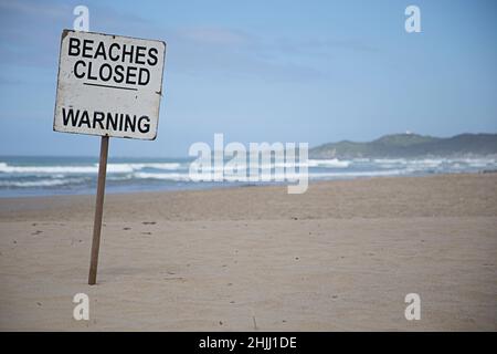 Strände geschlossen Schild am Bonza Bay Beach, Blick Richtung Nahoon Point. Stockfoto