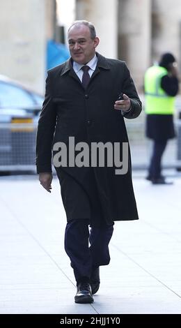 Der Führer der Liberaldemokraten, Sir Edward Davey, kommt am Sonntagmorgen im BBC Broadcasting House in London an, um im BBC One-Programm für aktuelle Angelegenheiten zu erscheinen. Bilddatum: Sonntag, 30. Januar 2022. Stockfoto