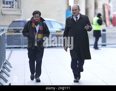 Der Führer der Liberaldemokraten, Sir Edward Davey (rechts), trifft am Sonntagmorgen im BBC Broadcasting House in London ein, um im BBC One-Programm für aktuelle Angelegenheiten zu erscheinen. Bilddatum: Sonntag, 30. Januar 2022. Stockfoto