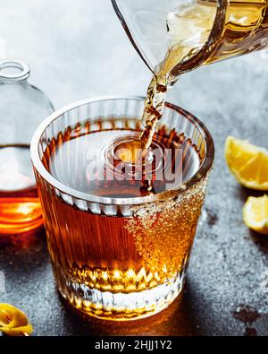 Alte Mode mit einem orangen Twist Stockfoto