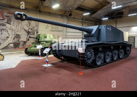 Sowjetische und deutsche Panzer des Zweiten Weltkriegs in der Panzerhalle des Patriot Park Museums. Moskau, Russland 19. Dezember 2021. Stockfoto