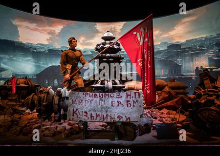 Rekonstruktion der Bewaffnung des Siegesbanners über dem Reichstag in Berlin 1945. Patriot Park Museum. Moskau, Russland 19. Dezember 2021. Stockfoto