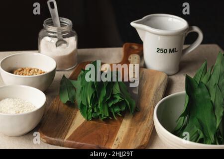 Nahaufnahme der Herstellung von Bärlauch italienische Pesto-Sauce mit Parmesan und Pinienkernen. Lifestyle hausgemachtes Konzept Stockfoto