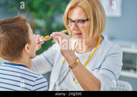 Kinderarzt Arzt untersucht kleine Kinder in der Klinik Stockfoto