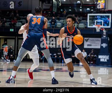 Januar 29 2022 Moraga, CA U.S.A. Pepperdine waves forward Maxwell Lewis (24) geht während des NCAA Männer-Basketballspiels zwischen Pepperdine Waves und Saint Mary's Gaels in den Korb. Saint MaryÕs schlug Pepperdine 81-57 im University Credit Union Pavilion Moraga Calif. Thurman James / CSM Stockfoto