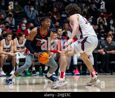 Januar 29 2022 Moraga, CA U.S.A. Pepperdine winkt nach vorne Kendall Munson (12) schaut während des NCAA Männer-Basketballspiels zwischen Pepperdine Waves und Saint Mary's Gaels den Ball überholen. Saint MaryÕs schlug Pepperdine 81-57 im University Credit Union Pavilion Moraga Calif. Thurman James / CSM Stockfoto