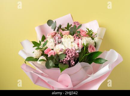 Buntes Bouquet von gemischten Rosen Blumen auf gelbem Hintergrund Stockfoto