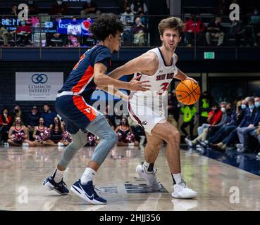 Januar 29 2022 Moraga, CA U.S.A. St. Marys Wache Augustas Marciulionis (3) schaut während des NCAA Männer Basketballspiels zwischen Pepperdine Waves und Saint Mary's Gaels den Ball passieren. Saint MaryÕs schlug Pepperdine 81-57 im University Credit Union Pavilion Moraga Calif. Thurman James / CSM Stockfoto