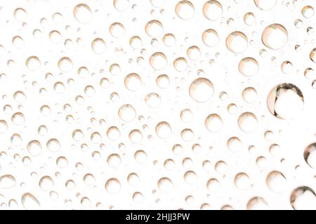 Hintergrund von Wassertropfen auf der Glasoberfläche der Compact Disc Stockfoto