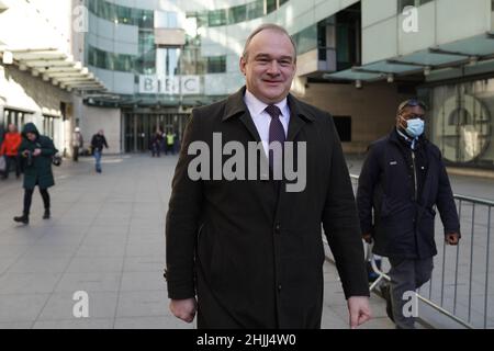 Der Führer der Liberaldemokraten, Sir Edward Davey, verlässt das BBC Broadcasting House, London, nachdem er am Sonntagmorgen im BBC One-Programm für aktuelle Angelegenheiten erschienen war. Bilddatum: Sonntag, 30. Januar 2022. Stockfoto