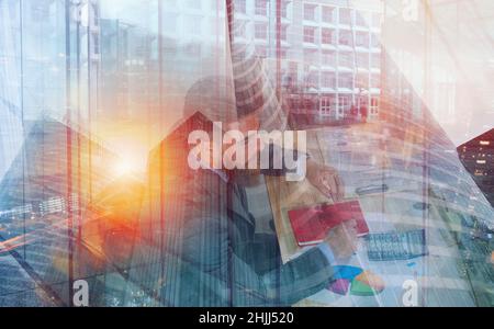 Geschäftsmann arbeitet im Büro mit Statistiken und Finanzberichten Stockfoto