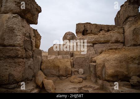 Blick auf die große Sphinx durch den Tempel der Sphinx. Platou Giza, Ägypten Stockfoto