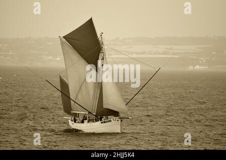 Kulturelle Veranstaltung mit hölzernen alten Fischerbooten in Douarnenez, Bretagne. Stockfoto