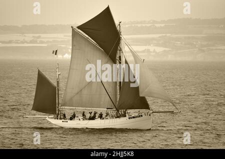 Kulturelle Veranstaltung mit hölzernen alten Fischerbooten in Douarnenez, Bretagne. Stockfoto