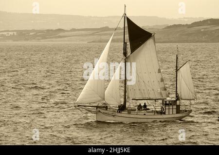 Kulturelle Veranstaltung mit hölzernen alten Fischerbooten in Douarnenez, Bretagne. Stockfoto