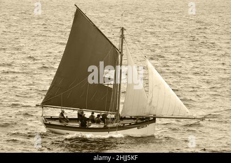 Kulturelle Veranstaltung mit hölzernen alten Fischerbooten in Douarnenez, Bretagne. Stockfoto