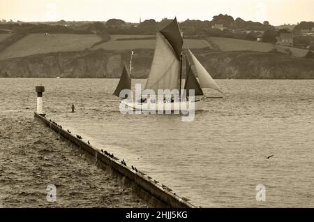 Kulturelle Veranstaltung mit hölzernen alten Fischerbooten in Douarnenez, Bretagne. Stockfoto