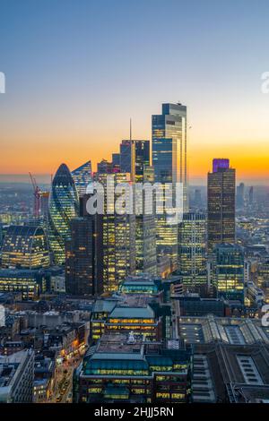 Blick auf die Wolkenkratzer der City of London in der Abenddämmerung vom Principal Tower, London, England, Großbritannien, Europa Stockfoto