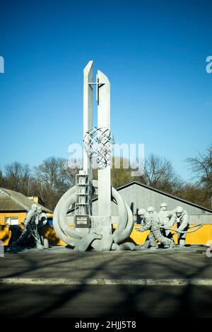 Denkmal für Feuerwehrleute und Liquidatoren in der Sperrzone von Tschernobyl, Ukraine, April 2019. Diese Skulptur wurde privat finanziert und errichtet. Stockfoto