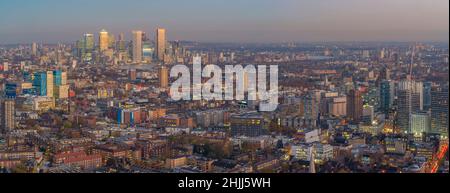 Panoramablick auf Canary Wharf in der Abenddämmerung vom Principal Tower, London, England, Großbritannien, Europa Stockfoto