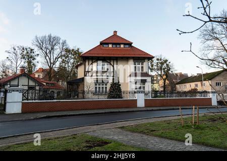 KÖNIGSBERG, RUSSLAND - 16. Dezember 2021: Schöne Häuser in der Altstadt von Königsberg. Alte deutsche Architektur. Stockfoto