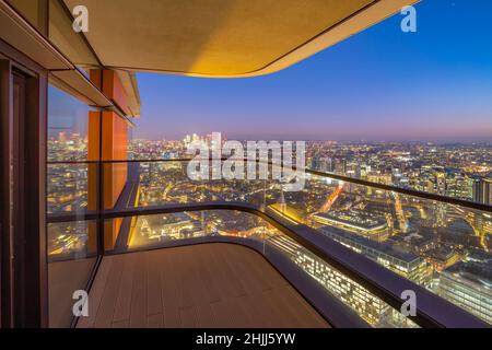 Panoramablick auf Canary Wharf in der Abenddämmerung vom Principal Tower, London, England, Großbritannien, Europa Stockfoto