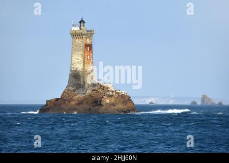 In der Bretagne ist der Leuchtturm 'phare de la vieille', also die alte Dame, in der Nähe der pointe du Raz eine amer, um durch die gefährliche Meerenge raz de sein zu gehen. Stockfoto