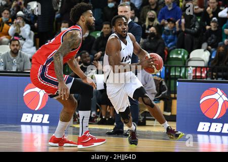 Stratford, Großbritannien. 26th Januar 2022. Stratford, England, Januar 26th 2022 Marquis Teague (12 London Lions) fährt während des FIBA Europe Cup zwischen London Lions und Bahcesehir Koleji in der Copper Box Arena, Queen Elizabeth Olympic Park - London, England, an seinem Marker vorbei. Kredit: SPP Sport Pressefoto. /Alamy Live News Stockfoto