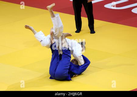 Almada, Portugal. 29th Januar 2022. Lara Cvjetko aus Kroatien (blau) tritt beim Judo Portugal Grand Prix 2022 im Municipal Sports Complex in Almada, Portugal, am 29. Januar 2022 gegen Szabina Gercsak aus Ungarn (weiß) in der Goldmedaille der weniger als 70 kg schweren Kategorie der Frauen an. (Bild: © Pedro Fiuza/ZUMA Press Wire) Stockfoto