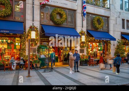 Ansicht der Weihnachtsdekorationen und Geschäfte in der New Bond Street an Weihnachten, London, England, Großbritannien, Europa Stockfoto