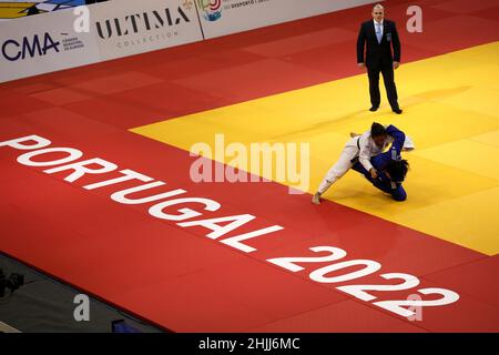 Almada, Portugal. 29th Januar 2022. Heeju Han aus Korea (blau) tritt am 29. Januar 2022 beim Judo Portugal Grand Prix 2022 im Municipal Sports Complex in Almada, Portugal, gegen Maria Portela aus Brasilien (weiß) in der Bronzemedaille der Frauen mit weniger als 70 kg Gewicht an. (Bild: © Pedro Fiuza/ZUMA Press Wire) Stockfoto