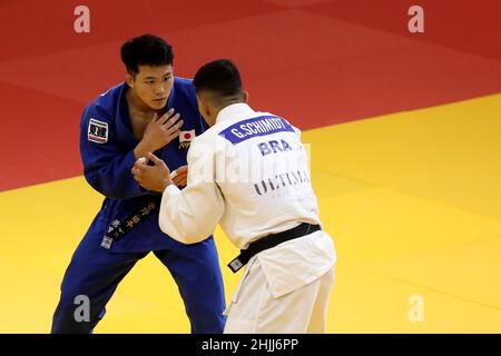 Almada, Portugal. 29th Januar 2022. Der Japaner Yuhei Oino (blau) tritt gegen den Brasilianer Guilherme Schimidt (weiß) in der Kategorie Männer mit weniger als 81 kg Gewicht Bronzemedaille beim Judo Portugal Grand Prix 2022 im Municipal Sports Complex in Almada, Portugal, am 29. Januar 2022 an. (Bild: © Pedro Fiuza/ZUMA Press Wire) Stockfoto