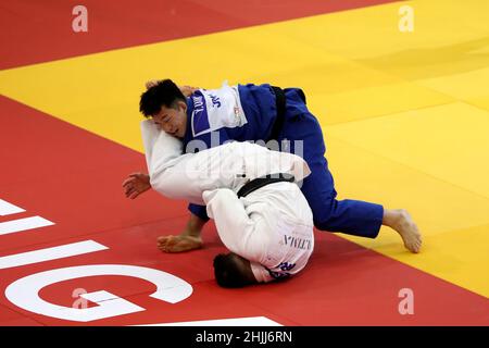 Almada, Portugal. 29th Januar 2022. Der Japaner Yuhei Oino (blau) tritt gegen den Brasilianer Guilherme Schimidt (weiß) in der Kategorie Männer mit weniger als 81 kg Gewicht Bronzemedaille beim Judo Portugal Grand Prix 2022 im Municipal Sports Complex in Almada, Portugal, am 29. Januar 2022 an. (Bild: © Pedro Fiuza/ZUMA Press Wire) Stockfoto