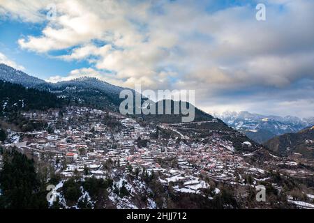 Winterlandschaft in der Bergregion Evritania, im Dorf Domiani, in der Nähe von Karpenisi Stadt, in Zentral-Griechenland, Europa. Stockfoto