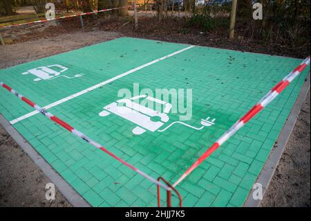 28. Januar 2022, Schleswig-Holstein, Bimöhlen: Neu errichtete Parkplätze für Elektroautos werden mit Flatterband abgesperrt. Foto: Jonas Walzberg/dpa Stockfoto