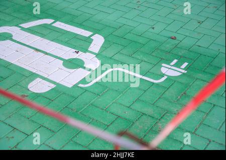 28. Januar 2022, Schleswig-Holstein, Bimöhlen: Neu errichtete Parkplätze für Elektroautos werden mit Flatterband abgesperrt. Foto: Jonas Walzberg/dpa Stockfoto