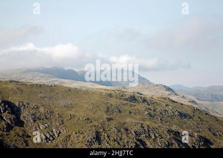 Bowfell und Crinkle Crags vom Gipfelgrat aus gesehen, der vom Old man of Coniston nach Swirlhow in der Nähe von Coniston, dem Lake District Cumbria, führt Stockfoto