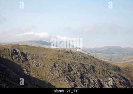 Bowfell und Crinkle Crags vom Gipfelgrat aus gesehen, der vom Old man of Coniston nach Swirlhow in der Nähe von Coniston, dem Lake District Cumbria, führt Stockfoto