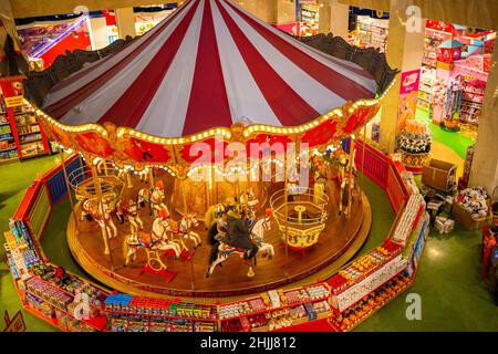 Prag, Tschechische republik - 26. Januar 2022: Besucher des Spielwarenladens, Carrossel in Hamleys, Prag, Tschechische Republik Stockfoto