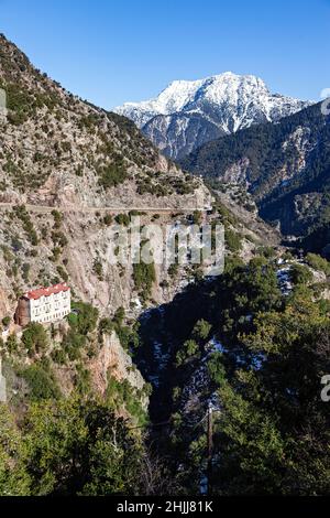 Luftaufnahme des berühmten Klosters der Heiligen Maria in der Nähe des Bergdorfes Prousos, in der Region Evritania, Mittelgriechenland, Europa Stockfoto