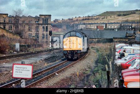 Die British Railways der Klasse 40 nähert sich dem Bahnhof Dewsbury mit einem Red Bank Parcel-Zug 1983 Stockfoto