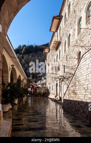 Im berühmten Kloster der Jungfrau Maria im Dorf Prousos (Panagia Prousiotissa), in der Nähe der Stadt Karpenisi, in Zentralgriechenland, Europa. Stockfoto