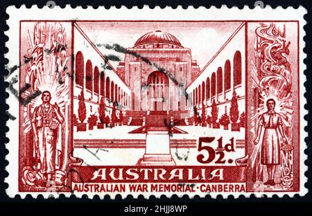 AUSTRALIEN - UM 1958: Eine in Australien gedruckte Briefmarke zeigt das Kriegsdenkmal Canberra, mit Soldat und Dienstfrau, um 1958 Stockfoto