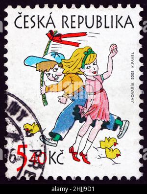 TSCHECHISCHE REPUBLIK - UM 2002: Eine in Tschechien gedruckte Briefmarke zeigt, dass Jungen und Mädchen spielen, Ostern, um 2002 Stockfoto